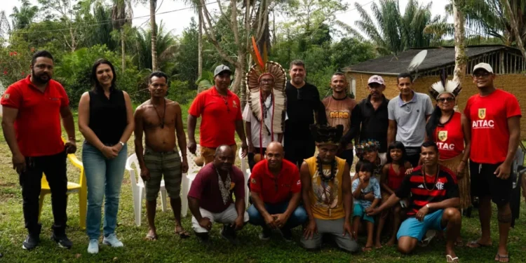 Indígenas da aldeia Tupinambá do Acuípe de Cima, com ativadores de crédito e assistência técnica. — Foto: Rafael Peixoto / g1