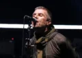 Cantor Liam Gallagher durante show do Oasis em Cardiff, em 4 de julho — Foto: Scott A Garfitt/Invision/AP