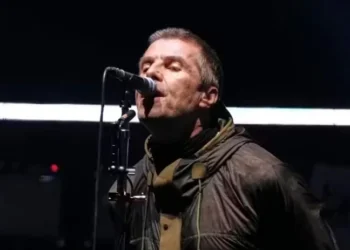 Cantor Liam Gallagher durante show do Oasis em Cardiff, em 4 de julho — Foto: Scott A Garfitt/Invision/AP