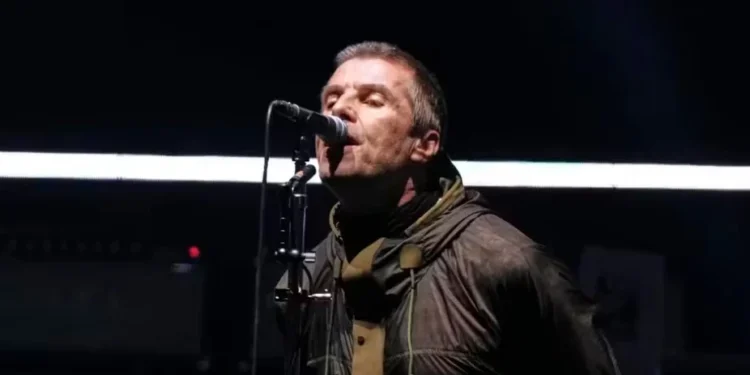 Cantor Liam Gallagher durante show do Oasis em Cardiff, em 4 de julho — Foto: Scott A Garfitt/Invision/AP