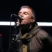 Cantor Liam Gallagher durante show do Oasis em Cardiff, em 4 de julho — Foto: Scott A Garfitt/Invision/AP