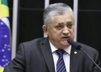 Líder do governo Lula defende endurecer combate às facções criminosas