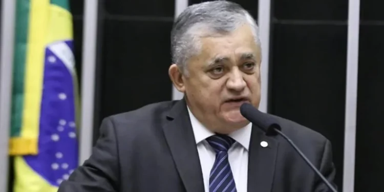 Líder do governo Lula defende endurecer combate às facções criminosas