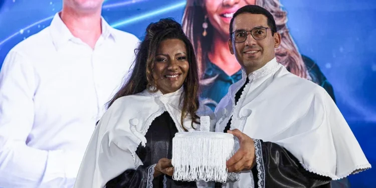 Maria Santana e Marcelo Leineker durante a posse solene, na noite desta quinta-feira (13) - Foto: Daniel dos Santos/Sucom