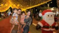 O clima de celebração natalina tomou conta do Parque Cesamar na noite desta quinta-feira, 11, durante a abertura oficial da Vila Encantada, uma das principais atrações do Natal de Luz de Palmas. O acendimento das luzes natalinas, um dos momentos mais aguardados pelo público, foi conduzido pelo prefeito Eduardo Siqueira Campos e marcou o início de uma temporada de brilho e emoção, que também se estenderá por outros pontos da Capital ao longo de todo o mês. Preparado especialmente para receber milhares de visitantes, o Parque Cesamar se transformou em um grande cenário natalino. A entrada ganhou um túnel de luzes, conduzindo o público a um percurso repleto de cores e brilhos. Entre os locais mais procurados da noite, a Casa do Papai Noel se destacou como o principal ponto de encontro das famílias, que aproveitaram para registrar lembranças ao lado do bom velhinho. A pequena Sophia Dias se emocionou ao registrar o momento. "Eu estava muito ansiosa para tirar fotos com o Papai Noel. Quando me disseram que teria uma casa toda decorada, nem acreditei. Fiquei muito feliz. Era um momento que eu esperava demais", contou a menina. Cenário que encanta todas as idades Além da casa do bom velhinho, a Vila Encantada reúne espaços temáticos, vila gastronômica e brinquedos, garantindo um ambiente acolhedor para todas as idades. "A Vila Encantada ficou linda, a gente sente o espírito natalino em cada detalhe. Fiz questão de trazer minha filha de oito anos para viver esse momento de magia do Natal", afirmou Renata Paixão. O prefeito Eduardo Siqueira Campos destacou o impacto das atividades para a cidade e reforçou o espírito natalino presente na cidade. "Uma programação diversificada, espalhada por vários pontos da cidade e com dias intensos de atividades culturais, traduz o espírito natalino que se instala em Palmas. Estou muito feliz e aproveito para desejar ao povo palmense muita saúde, paz, harmonia e prosperidade. O Natal é amor, e queremos estimular esse amor ao próximo", ressaltou. Cultura no palco do Cesamar A noite de abertura contou também com uma série de apresentações culturais. O Coral Vozes Encantadas da ETI Padre Josimo, o Coral Municipal de Palmas e a Orquestra da Guarda Metropolitana subiram ao palco, interpretando canções natalinas. Personagens temáticos circularam entre o público, como o carismático Palhaço Batatinha, que arrancou risadas das crianças. Programação por toda a Capital Neste ano, a agenda de eventos do Natal de Luz de Palmas chegará a diversas regiões da cidade. Nesta sexta-feira, 12, o Desfile de Natal será realizado na Avenida LO-11, que dá acesso ao parque. As celebrações continuam no Jardim Taquari, na quarta-feira, 17; no distrito de Taquaruçu, na sexta-feira, 19; na região Norte, no sábado, 20; e encerram em Taquaralto, no domingo, 21. 12/12 – sexta-feira – Desfile de Natal – Avenida LO 11 / Rotatória Assaí / Sentido Cesamar Concentração: a partir das 18 horas (estacionamento/primeiro bolsão LO -11) Desfile: a partir das 19 horas Apresentações Ala de frente – Escola Padre Josimo Quadrilha Junina Fadinhas e duendes Escola Almirante Tamandaré Escola Antônio Gonçalves Estúdio Ritmo Vertical (Balé) Escola Padre Josimo Cocada e sua turma Quadrilha Junina Biscoitos e soldadinho Quadrilha idosos Pernaltas e Kombi Papai e Mamãe Noel Papai e mamãe Noel idosos Trenzinho: prefeito e primeira-dama, crianças e comunidade Palco/Cesamar 20h20 às 20h40 – Estúdio Ritmo Vertical (Balé) 20h40 às 21h30 – Small Band 13/12 – sábado – Parque Cesamar 18h às 20h – Espetáculos: Eu só queria uma bicicleta; De Repente Toiinho; Malusa e Banda; Orquestra Jovem da GMP 20h às 20h40 – Palhaço Cocada 20h40 às 21h10 – Coral Jovem da GMP 19h às 22h – Trenzinho Jalapão 19h às 22h – Brinquedos infláveis e carrinhos 14/12 – domingo – Parque Cesamar/Buritirana 8h30 às 19h30 – show com personagens natalinos – Palhaço Cocada Carreta natalina Buritirana: 18h30 às 19h30 – personagens natalinos – Palhaço Batatinha 19h30 às 20h – Coral Municipal de Palmas Carreta natalina 17/12 – quarta-feira – Taquari 18h às 19h – show com personagens natalinos – Palhaço Batatinha 19h às 20h – Orquestra Jovem da Guarda Metropolitana 20h às 22h – Carreta Natalina 19/12 – sexta-feira – Parque Cesamar/Taquaruçu Parque Cesamar 18h às 19h – personagens natalinos – Palhaço Cocada Taquaruçu: 18h às 19h – personagens natalinos – Palhaço Batatinha Carreta natalina 20/12 – sábado – Parque Cesamar / região norte 18h às 18h30 – show com personagens natalinos – Palhaço Cocada 20h às 20h30 – Coral Municipal Região norte: 20h às 21h – personagens natalinos – Palhaço Batatinha Coral Jovem da GMP Carreta natalina 21/12 – domingo – Parque Cesamar / Taquaralto – Ayrton Senna: 18h às 18h40 – show com personagens natalinos – Palhaço Cocada Carreta natalina Taquaralto – Ayrton Senna: 18h às 19h – show com personagens natalinos – Palhaço Batatinha Carreta natalina