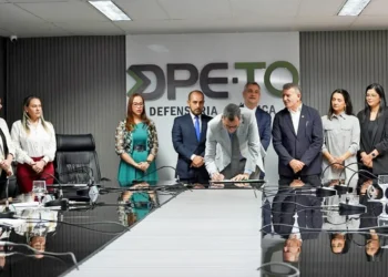 Documento foi assinado pelo secretário de Estado da Educação, Hercules Jackson; pela secretária de Estado do Trabalho e Desenvolvimento Social, Ana Carina Souto; e pela secretária-executiva da Saúde, Ana Paula Abadia - Foto: Rafael Batista/Ascom DPE-TO