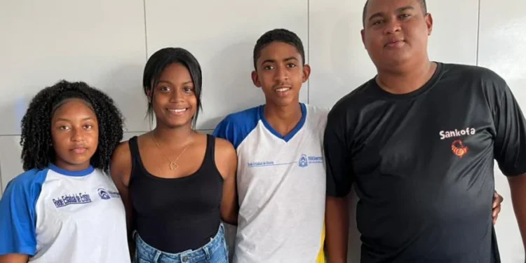 Estudantes Emyly Sofya, Henrique Gabriel e Manuele Curcino premiados na Olimpíada Brasileira de Biologia Sintética e o professor Waldisney - Foto: Divulgação/Seduc/Governo do Tocantins