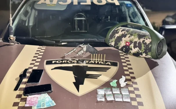 Armamento e drogas localizados pela PMTO durante ação que resultou na prisão de dois suspeitos em Palmas. - Foto: 1º BPM/Ascom