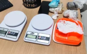 Apreendidos 448 gramas de substância análoga à maconha, 54 gramas de substância análoga ao crack, 11 gramas de substância análoga à cocaína, duas balanças de precisão. - Foto: Ascom 4º BPM