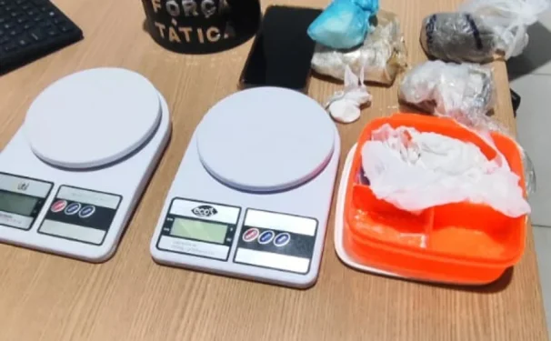 Apreendidos 448 gramas de substância análoga à maconha, 54 gramas de substância análoga ao crack, 11 gramas de substância análoga à cocaína, duas balanças de precisão. - Foto: Ascom 4º BPM