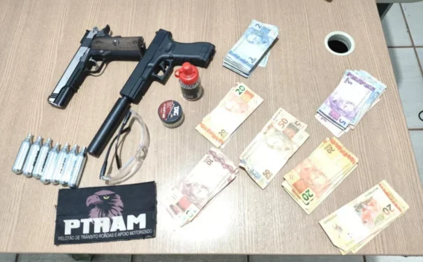 Material apreendido com o suspeito. - Foto: 1º BPM/Ascom