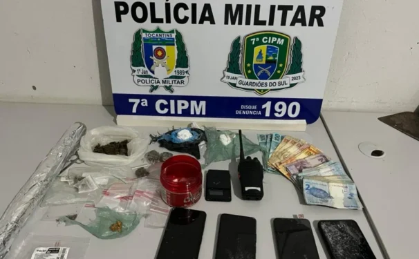 Ação policial resultou na apreensão de maconha, cocaína, crack, dinheiro, balança de precisão e outros materiais utilizados na comercialização de drogas. - Foto: Ascom PMTO