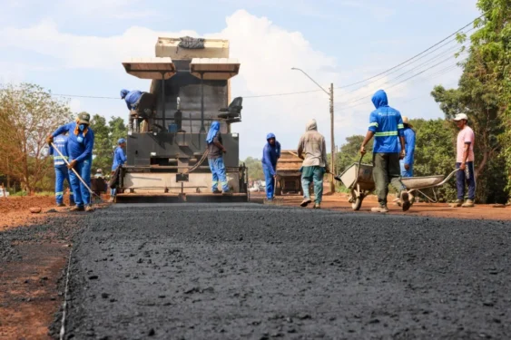 Aplicação do asfalto no acesso à região norte pela Avenida NS-15 começou nesta terça-feira, 16 – Foto Lia Mara