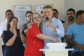 Coordenadora Edileuza Rodrigues Marques, funcionária pública desde 2000 e à frente da USF Arne 53 desde 2018, cumprimenta o prefeito Eduardo Siqueira Campos – Foto Gabriela Letrari
