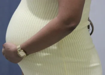 Empresária Leiliana Teles, destacou que a vacina traz segurança para o bebê e é essencial para as gestantes, por isso fez questão de receber a dose no primeiro dia – Foto Daniel Reis