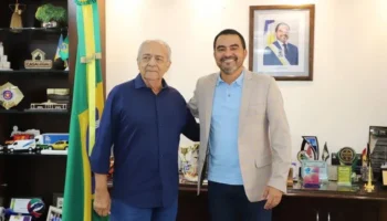Governador Wanderlei Barbosa presta a última homenagem ao ex-governador Moisés Avelino durante o velório, em Paraíso do Tocantins, neste sábado, 27