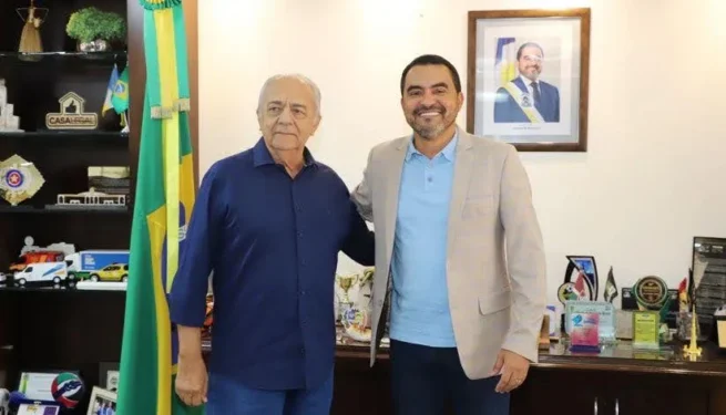 Governador Wanderlei Barbosa presta a última homenagem ao ex-governador Moisés Avelino durante o velório, em Paraíso do Tocantins, neste sábado, 27