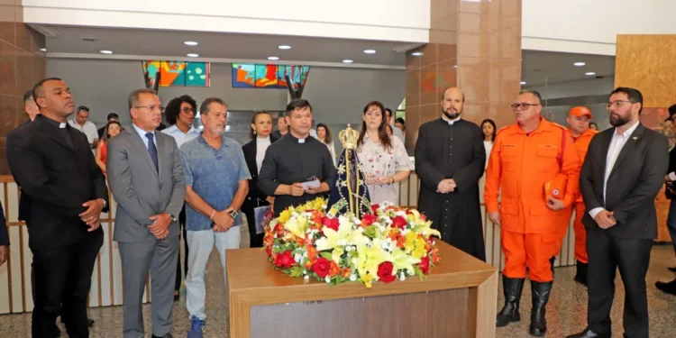 Imagem peregrina de Nossa Senhora Aparecida foi recebida na manhã desta quarta-feira, 10, no Palácio Araguaia Governador José Wilson Siqueira Campos, por secretários, servidores, líderes religiosos e fiéis, em um momento marcado pela fé e devoção. (Crédito foto: Antonio Gonçalves/Governo do Tocantins)