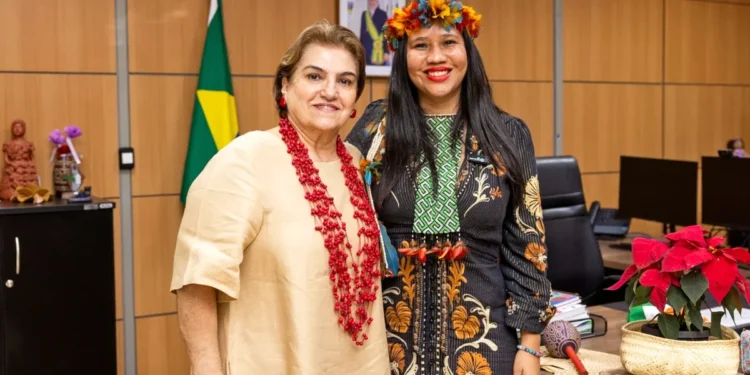 Encontro entre a secretária de Estado dos Povos Originários, Narúbia Werreria; e a ministra das Mulheres, Márcia Helena Carvalho Lopes, para discutir pautas importantes na luta pela garantia dos direitos das mulheres indígenas tocantinenses - (Crédito foto: Vinícius Santa Rosa/Governo do Tocantins)