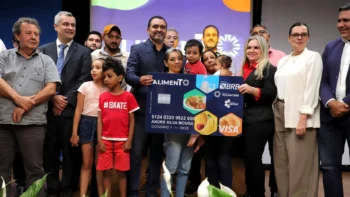 Governador Wanderlei Barbosa entrega do Cartão AlimenTO, que garante um benefício mensal de R$ 250 para compra de alimentos; Adilvan Nogueira/Governo do Tocantins