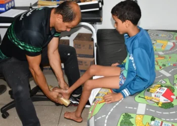 Alexandro Barbosa tirando medidas para a órtese que receberá em breve. Savick Brenna/Governo do Tocantins