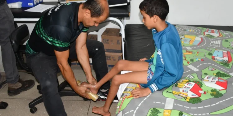 Alexandro Barbosa tirando medidas para a órtese que receberá em breve. Savick Brenna/Governo do Tocantins