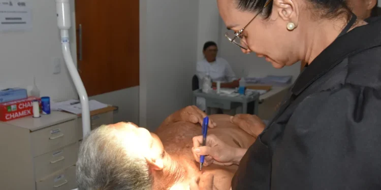 O paciente Domingos Rodrigues Montalvan, de 81 anos, morador de Arraias, faz acompanhamento desde fevereiro deste ano, no HGP - Foto: Ellayne Czuryto