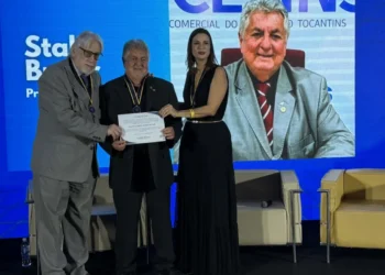 Fenaju entrega comenda ao presidente da Jucetins na noite de abertura do ENAJ - Foto: Philipe Ramos/Governo do Tocantins