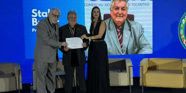 Fenaju entrega comenda ao presidente da Jucetins na noite de abertura do ENAJ - Foto: Philipe Ramos/Governo
do Tocantins