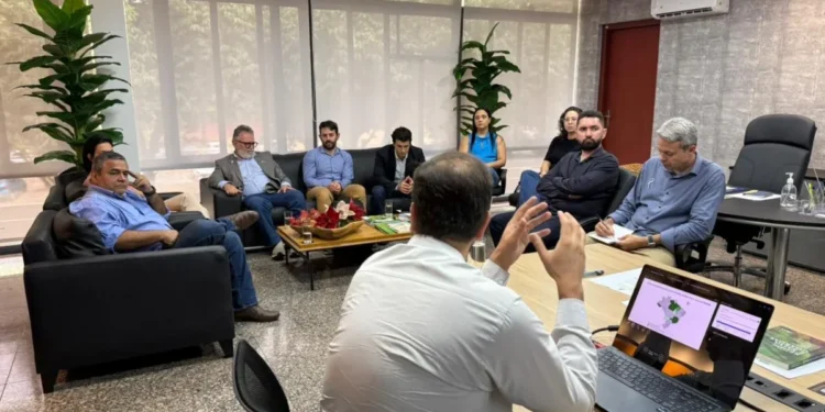 Representantes da Semarh, UFMG e do programa AL-Invest Verde durante reunião no gabinete do secretário Divaldo Rezende. - Foto: Jordana Capistrano/Governo do Tocantins