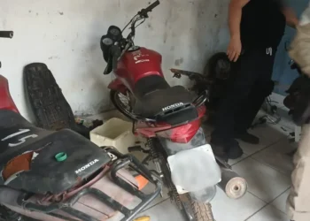 Nos endereços informados, foram encontradas motocicletas já em processo de desmonte - Foto: Divulgação PCTO