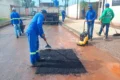 Mesmo em condições climáticas desaforáveis, equipe realizou serviço de tapa-buraco na Arne 24 (208 Norte) - Foto Divulgação