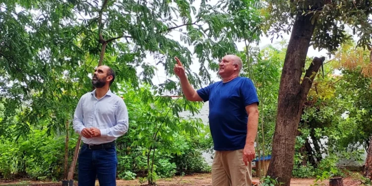 O farmacêutico Carlos Antonio (esq.) e o citotécnico Jovino Konflanz (dir.) são dois dos moradores responsáveis pela organização e limpeza da quadra Arso 34 (309 Sul) – Foto Walter Riedlinger