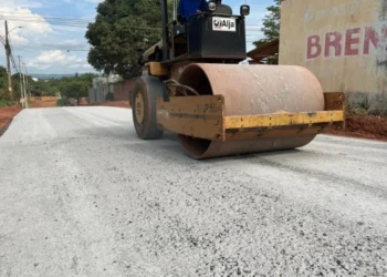 Pavimentação asfáltica em trechos da Rua 29 – Foto Alcione Luz