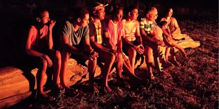 Povo Kanela do Tocantins da aldeia Crim Patehi envolta da fogueira_Foto Patrícia Maia - acervo Semarh