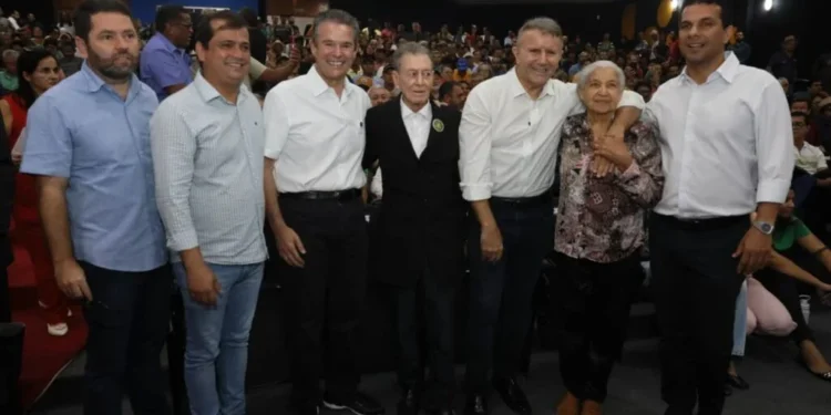 Prefeito Eduardo Siqueira Campos, senador Irajá Abreu, ministro André de Paula, secretário Diogo Borges e representantes da agricultura familiar da Capital – Foto Edu Fortes