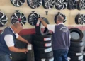 Equipe técnica da Agência de Metrologia fiscaliza comércio para verificar se os pneus têm o Selo do Inmetro. Foto: Brenda Ramos/Governo do Tocantins
