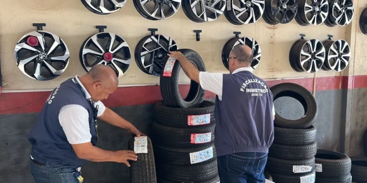 Equipe técnica da Agência de Metrologia fiscaliza comércio para verificar se os pneus têm o Selo do Inmetro. Foto: Brenda Ramos/Governo do Tocantins