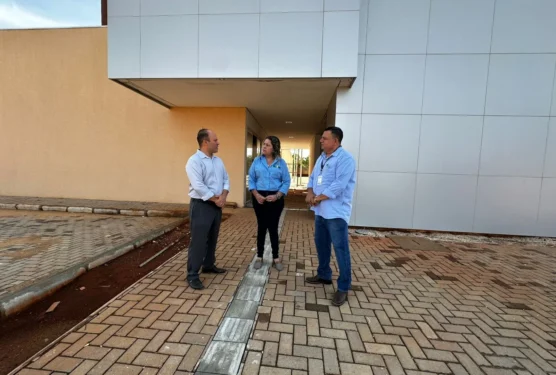 O presidente da AEM-TO, Denner Martins, acompanhado da vice-presidente Débora Vasconcelos e do diretor administrativo Anderson Martins, durante visita técnica à obra da nova sede da Agência, que está com 95% de execução. Foto: Adriana Grigolo /AscomAEM-TO