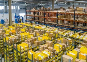 Caixas em centro de distribuição de produtos — Foto: Adrian Sulyok/Unsplash