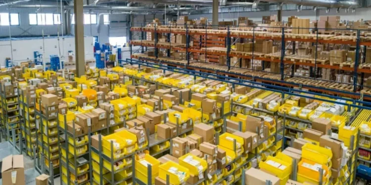 Caixas em centro de distribuição de produtos — Foto: Adrian Sulyok/Unsplash