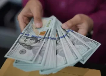 Funcionário de banco em Jacarta, na Indonésia, conta notas de dólar, em 10 de abril de 2025. — Foto: Tatan Syuflana/ AP
