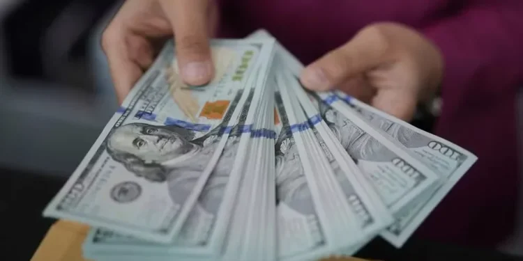 Funcionário de banco em Jacarta, na Indonésia, conta notas de dólar, em 10 de abril de 2025. — Foto: Tatan Syuflana/ AP
