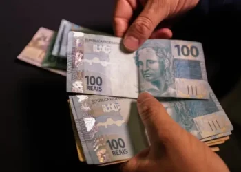 Dinheiro, real, notas de R$ 100, contagem de cédulas — Foto: Marcello Casal Jr./Agência Brasil