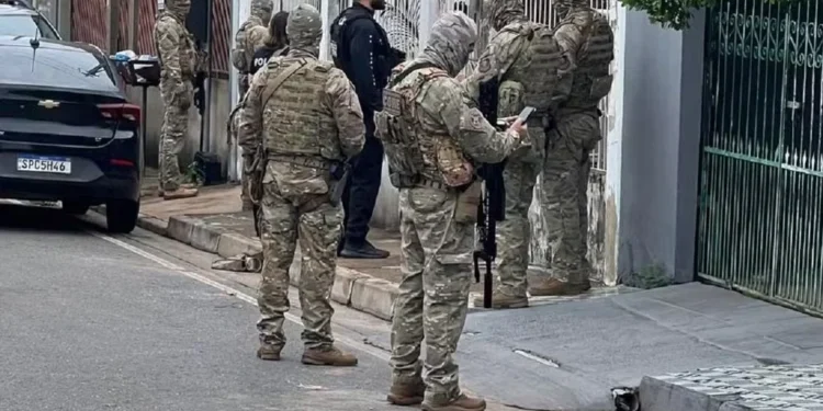 Cumprimento de mandados de busca e apreensão em Cuiabá — Foto: Divulgação/Polícia Civil