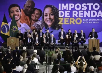 Lula participa da Cerimônia de sanção do projeto que amplia a faixa de isenção do Imposto de Renda, no Planalto. — Foto: TON MOLINA/FOTOARENA/ESTADÃO CONTEÚDO