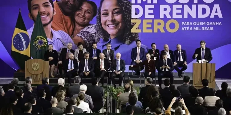 Lula participa da Cerimônia de sanção do projeto que amplia a faixa de isenção do Imposto de Renda, no Planalto. — Foto: TON MOLINA/FOTOARENA/ESTADÃO CONTEÚDO