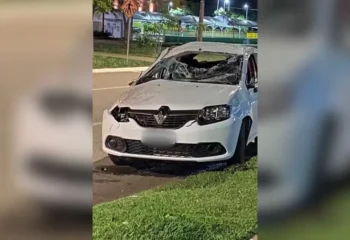Carro ficou danificado após o impacto — Foto: Tu viu Palmas/Divulgação