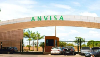 Sistema silvipastoril com eucaliptos compensou as emissões de metano de 2,3 bovinos adultos por hectare ao ano, considerando apenas o carbono fixado nos troncos das árvores. (Foto: Embrapa).