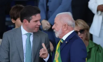 O presidente Lula e o presidente da Câmara, Hugo Motta, participam do desfile do 7 de Setembro em Brasília — Foto: Adriano Machado/Reuters